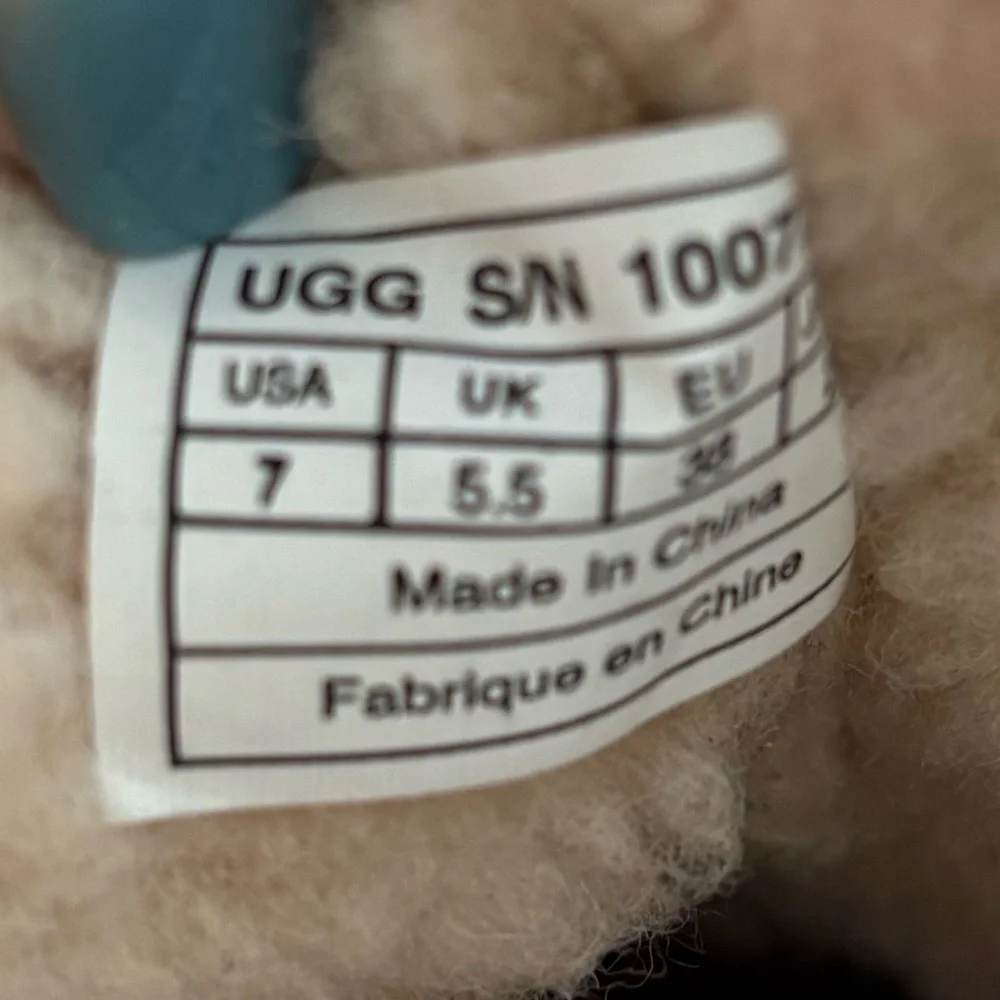 UGG akadia Womens leather boots shearling lining Sz 7